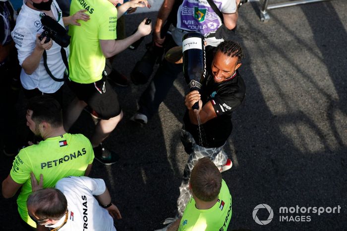 Lewis Hamilton, Mercedes, y el equipo Mercedes celebran tras la carrera con champán