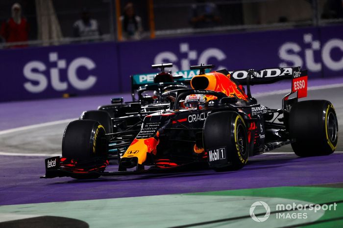 Max Verstappen, Red Bull Racing RB16B, y Lewis Hamilton, Mercedes W12, hacen contacto mientras luchan por el liderato