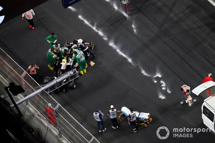 El personal médico atiende a Theo Pourchaire, Gran Premio ART 