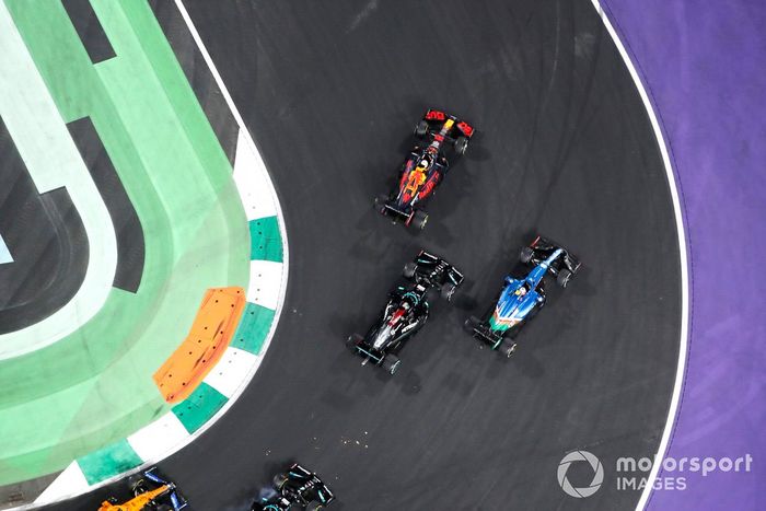 Max Verstappen, Red Bull Racing RB16B, Esteban Ocon, Alpine A521, y Lewis Hamilton, Mercedes W12, luchan por el liderato