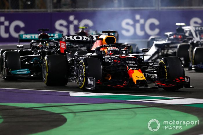 Max Verstappen, Red Bull Racing RB16B, Lewis Hamilton, Mercedes W12, en la reanudación