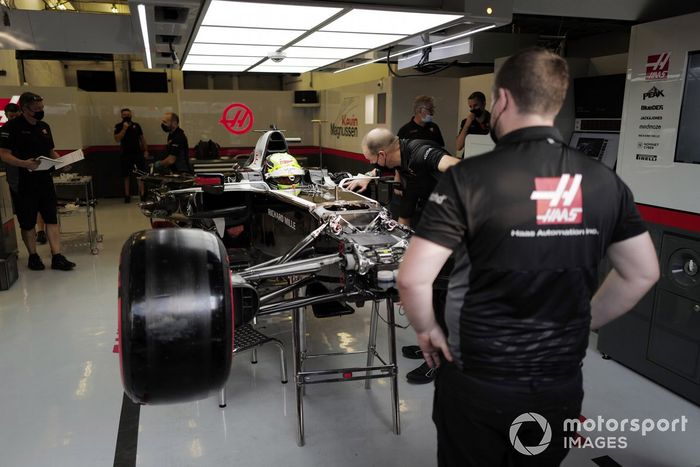 Mick Schumacher ajustando su asiento de Haas F1 con su ingeniero, Gary Gannon