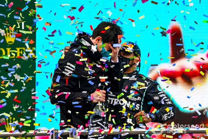 Podio: ganador y campeón del mundo Lewis Hamilton, Mercedes-AMG F1 con Toto Wolff, Director Ejecutivo Mercedes AMG
