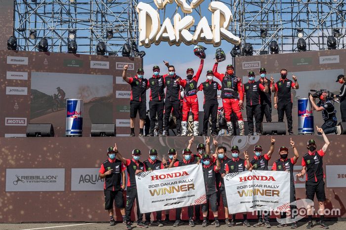 Ganador #47 Monster Energy Honda Team: Kevin Benavides y el #1 Monster Energy Honda Team: Ricky Brabec celebran con el equipo