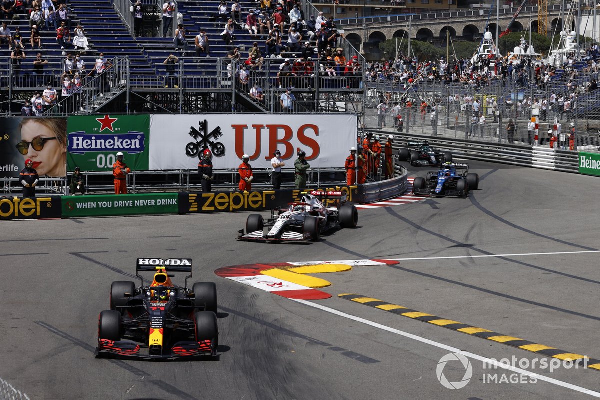 Sergio Perez, Red Bull Racing RB16B, Antonio Giovinazzi, Alfa Romeo Racing C41