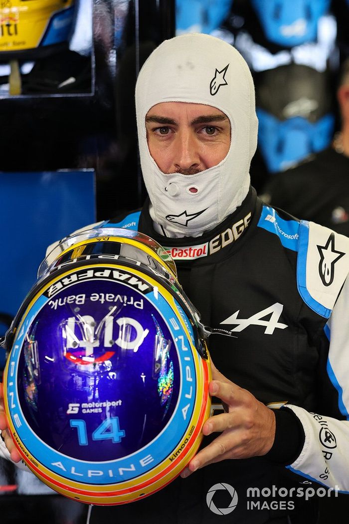 El casco de Fernando Alonso, Alpine con el logo de Motorsport Games