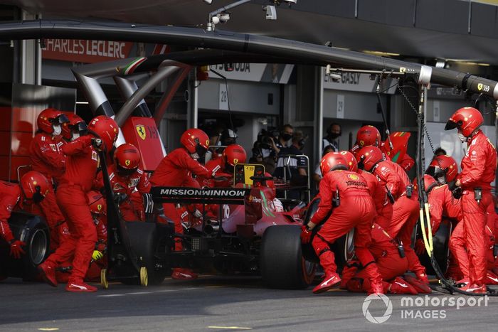 Charles Leclerc, Ferrari SF21, en pits