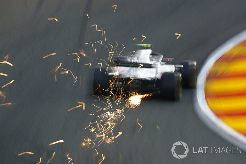 Scintille dalla monoposto di Kevin Magnussen, Haas F1 Team VF-18