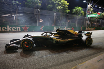 Lewis Hamilton, Mercedes AMG F1 W09 EQ Power+ with glowing brakes