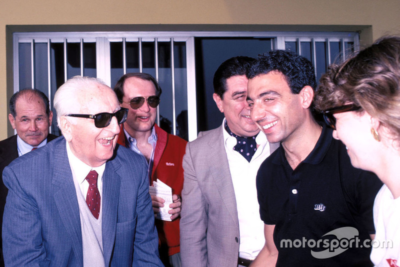 Modena 1986, Enzo Ferrari, Michele Alboreto, Ferrari con su esposa Nadia, durante el desfile de veteranos de Mille Miglia en la fábrica Scaglietti