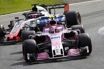 Esteban Ocon, Racing Point Force India VJM11, leads Romain Grosjean, Haas F1 Team VF-18