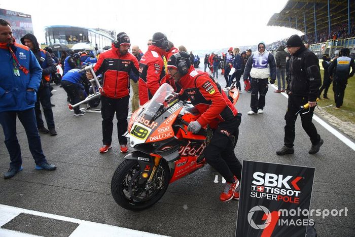 Alvaro Bautista, Aruba.it Racing-Ducati Team bike being wheeled off the grid after race1 cancellation