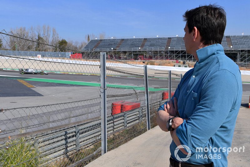 Toto Wolff, Direttore del Motorport Mercedes AMG F1, osserva Lewis Hamilton, Mercedes-AMG F1 W10