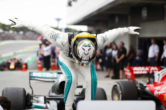 Lewis Hamilton, Mercedes AMG F1, fête sa victoire dans le Parc Fermé