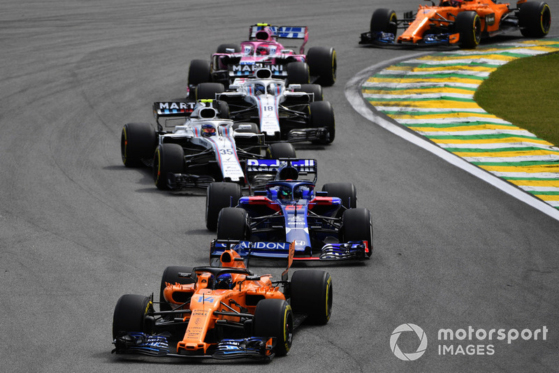 Фернандо Алонсо, McLaren MCL33 попереду Брендона Хартлі, Scuderia Toro Rosso STR13, Сергія Сироткіна, Williams FW41, Ленса Стролла, Williams FW41 та Естебана Окона, Racing Point Force India VJM11