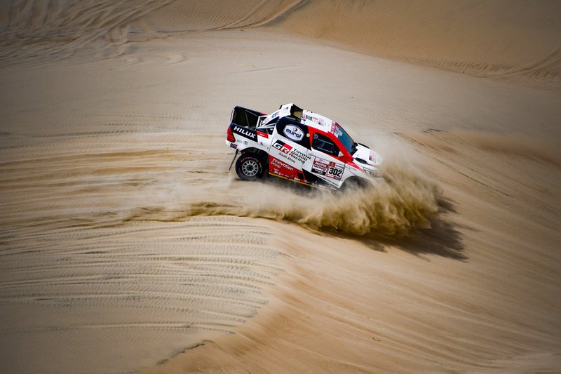 #302 Toyota Gazoo Racing Toyota Hilux: Жінель де Вільєр, Дірк фон Цітцевітц