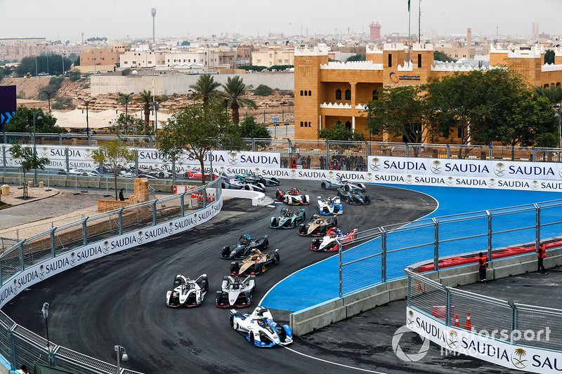 Antonio Felix da Costa, BMW I Andretti Motorsports, BMW iFE.18 Sébastien Buemi, Nissan e.Dams, Nissan IMO1, Jose Maria Lopez, GEOX Dragon Racing, Penske EV-3 at the start