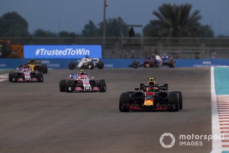 Макс Ферстаппен, Red Bull Racing RB14, попереду суперників