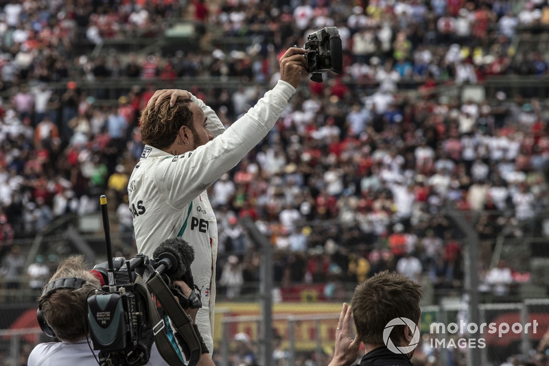 2018 F1 Dünya Şampiyonu Lewis Hamilton, Mercedes AMG F1, parc ferme