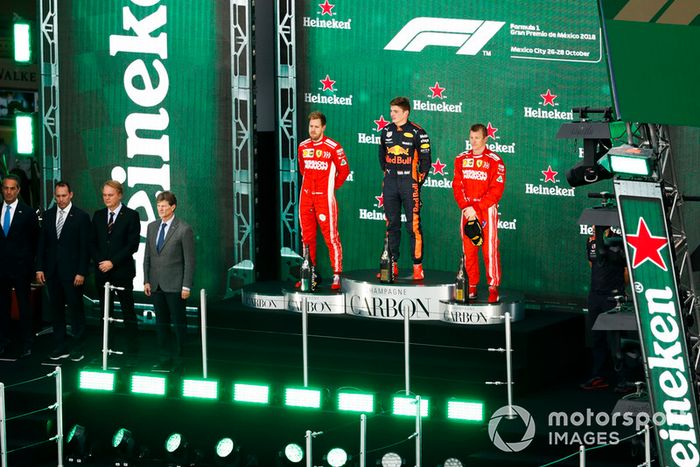 Podio: segundo lugar Sebastian Vettel, Ferrari, ganador de la carrera Max Verstappen, Red Bull Racing, y tercer lugar Kimi Raikkonen, Ferrari