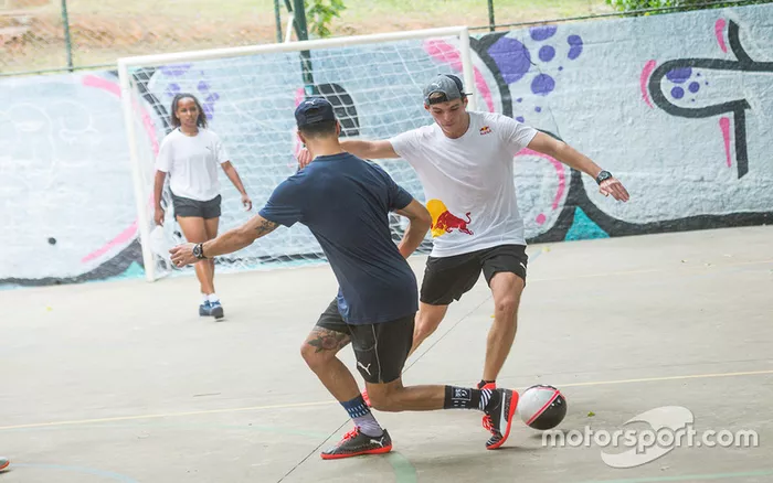 Max Verstappen y Daniel Ricciardo, Red Bull Racing juegan Futsal en Brasil