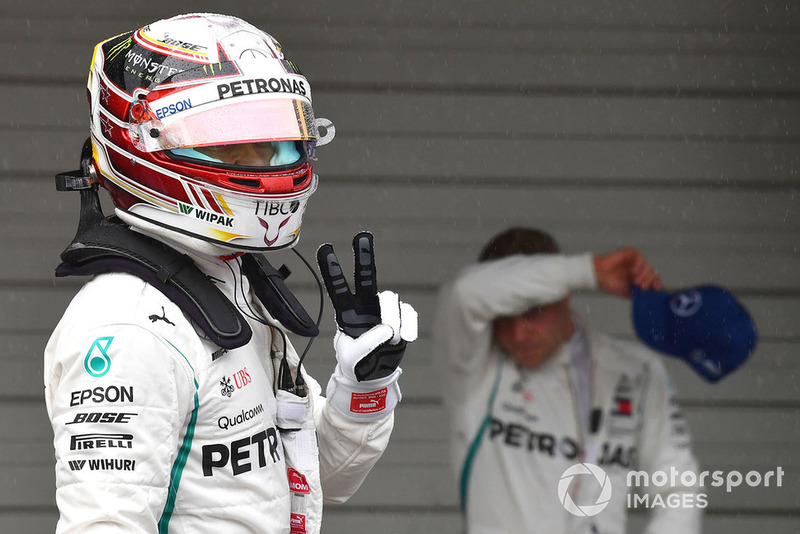 Il poleman Lewis Hamilton, Mercedes AMG F1, festeggia nel parco chiuso