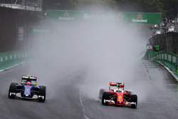(L to R): Felipe Nasr, Sauber C35 and Sebastian Vettel, Ferrari SF16-H battle for position