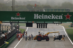 Marshals remove the wrecked car of Antonio Giovinazzi, Sauber C36