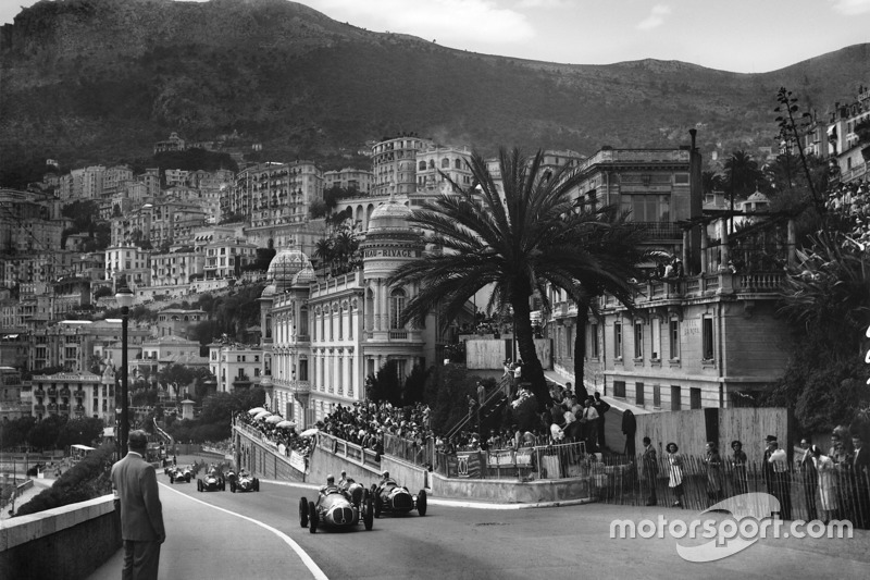 Jose Froilan Gonzalez, Maserati 4CLT/48 and Luigi Villoresi, Ferrari 125 at the start