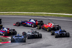 Карлос Сайнс-мол. (Toro Rosso STR12 Renault), П'єр Гаслі (Toro Rosso STR12 Renault), Себастьян Фетте