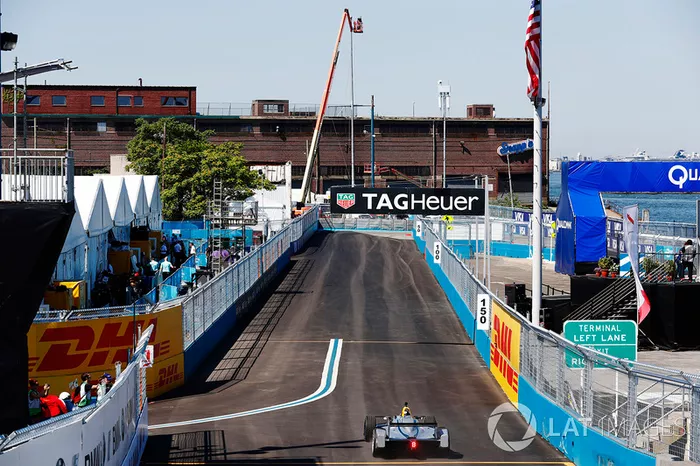 Chris Hemsworth guida una vettura di Formula E
