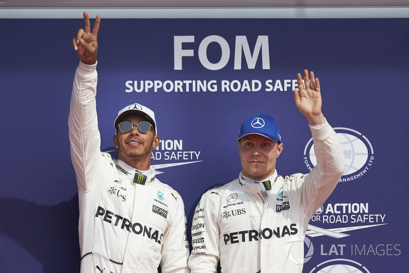 Ganador de la pole Lewis Hamilton, Mercedes AMG F1 y Valtteri Bottas, Mercedes AMG F1