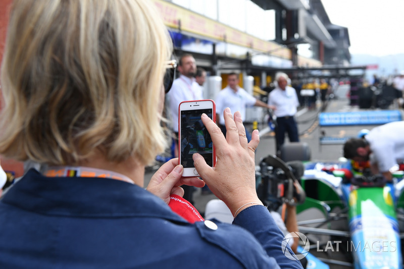 Sabine Kehm, toma una foto de Mick Schumacher, Benetton B194
