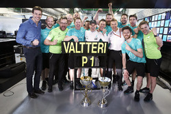 Le vainqueur Valtteri Bottas, Mercedes AMG F1, fête la victoire avec son équipe