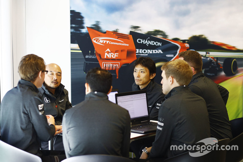 Члени команд McLaren та Honda спілкуються за столом