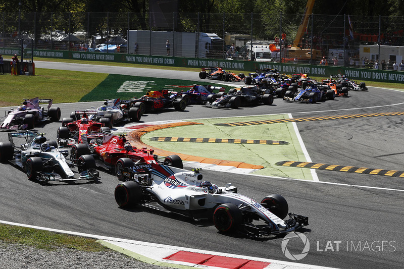 Lance Stroll, Williams FW40, Kimi Raikkonen, Ferrari SF70H, Valtteri Bottas, Mercedes AMG F1 W08, Sebastian Vettel, Ferrari SF70H en la vuelta de reconocimiento