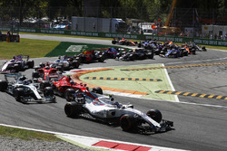 Lance Stroll, Williams FW40, Kimi Raikkonen, Ferrari SF70H, Valtteri Bottas, Mercedes AMG F1 W08, Sebastian Vettel, Ferrari SF70H on the opening lap