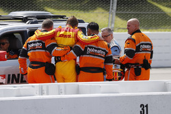 Ryan Hunter-Reay, Andretti Autosport Honda, es ayudado por el Holmatro Safety Team después de su cho