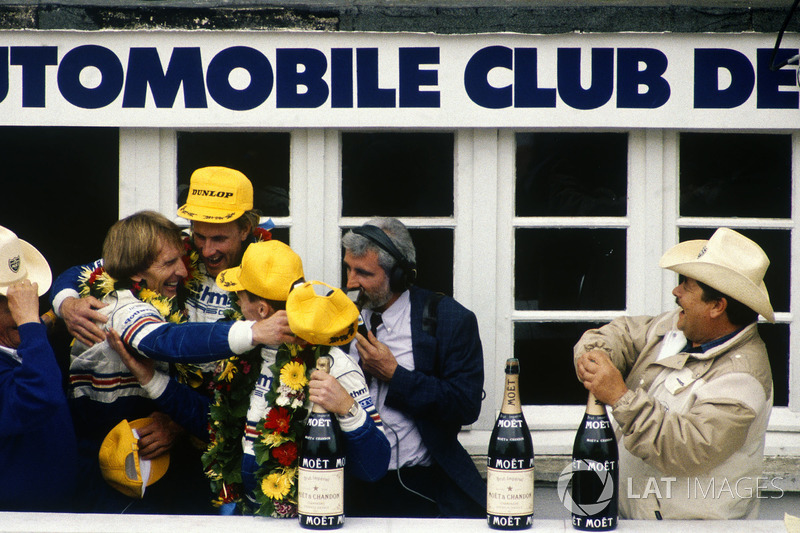 Podio: Hans-Joachim Stuck, Al Holbert, Derek Bell, Rothmans Porsche 962C