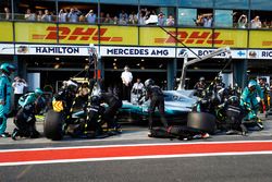 Lewis Hamilton, Mercedes AMG F1 W08, hace un pit stop