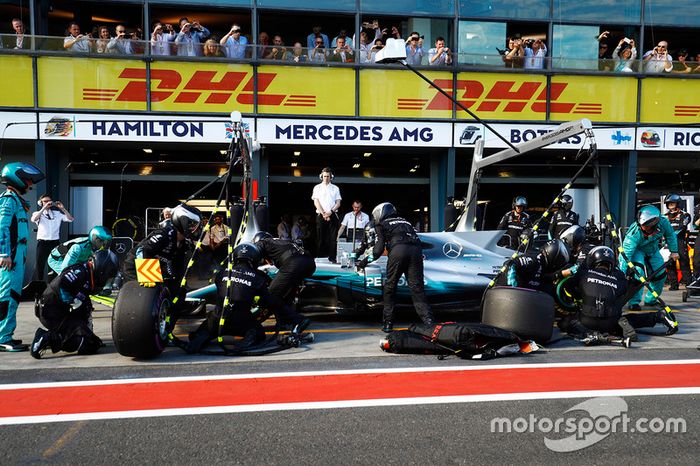 Lewis Hamilton, Mercedes AMG F1 W08, hace un pit stop