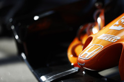 Les logos Honda et Pirelli sur le nez de la McLaren MCL32