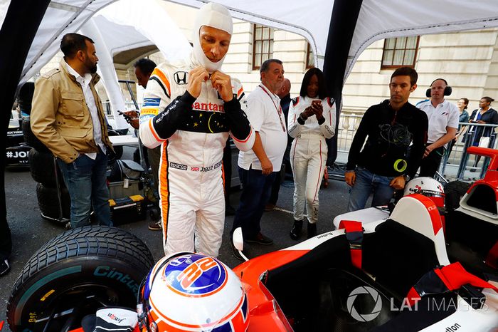 Jenson Button, McLaren, se prepara para conducir un coche biplaza