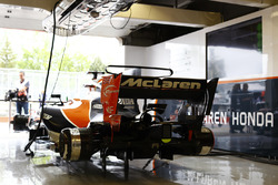 Une McLaren MCL32 sans roue dans le garage