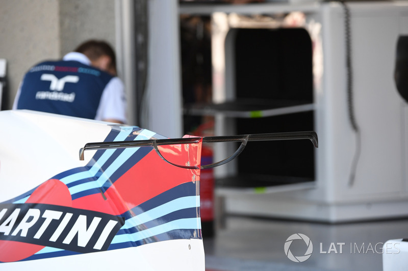 Williams FW40, detalle de la cubierta motor y el ala