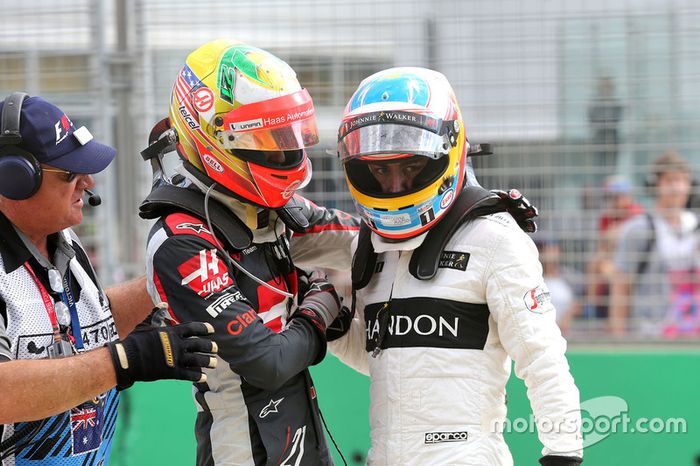 Esteban Gutierrez, Haas F1 Team, y Fernando Alonso, McLaren