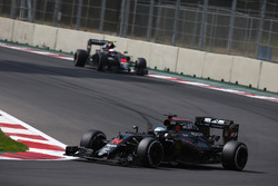 Fernando Alonso, McLaren Honda F1 Team MP4-31 devant Jenson Button, McLaren Honda F1 Team MP4-31