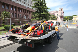 El Red Bull Racing RB12 de Daniel Ricciardo, Red Bull Racing es llevad a pits en la parte trasera de