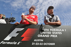 Себастьян Феттель, Ferrari, и Паскаль Верляйн, Manor Racing