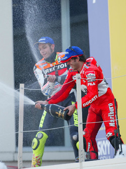 Podium : le vainqueur Valentino Rossi, Repsol Honda Team, et le troisième Loris Capirossi, Ducati Team